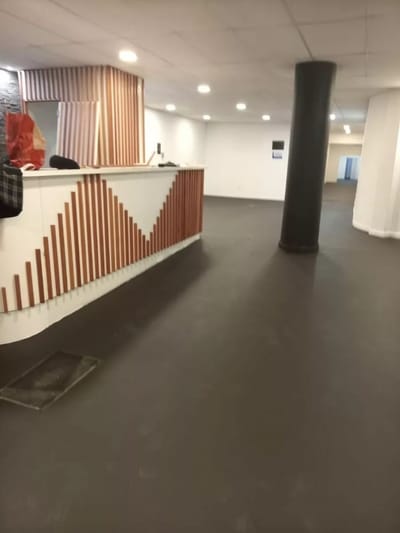 Oportunidad  Local Comercial en Avenida 18 de Julio, Al frente.