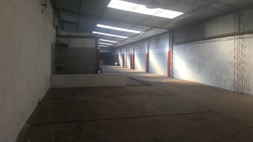Amplio Galpón con estacionamiento, dos casas y depósito. Ubicación estratégica