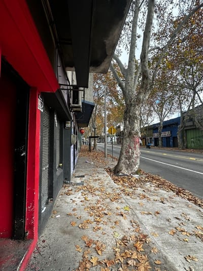 Local,Sobre Av San Martin frente escuela ,Parada ,Acepta Permuta , Renta $15.390