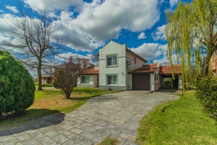 Casa amoblada en alquiler en Lomas de La Tahona | 4 dormitorios + escritorio, piscina y barbacoa