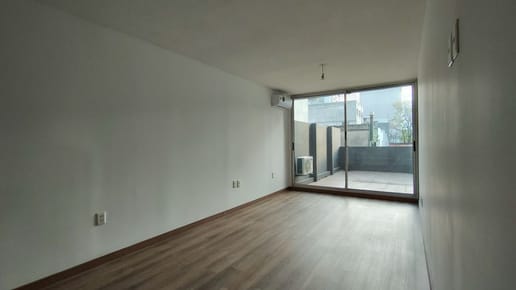 Apartamento de 1 dormitorio con patio de uso exclusivo y garaje en venta en Tres Cruces