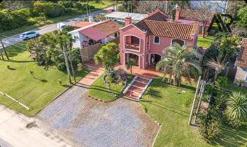 Casa en venta c/ cochera en Solanas
