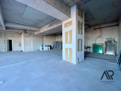 Amplio Local Comercial En Ubicación Privilegiada Sobre Puerto De Buceo