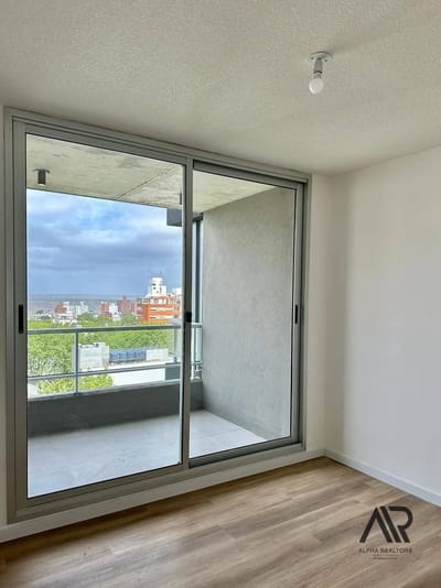 Venta Apartamento 2 Dormitorios Con Renta, Cochera Y Balcón - Centro