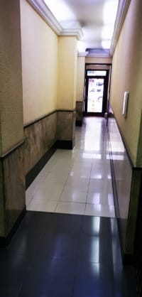 Alquiler de oficina contrafrente edificio en Avenida 18 de Julio Centro