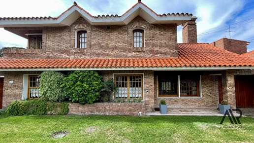 Casa en venta en Punta Gorda, 5 dormitorios, 4 baños, familia o empresa