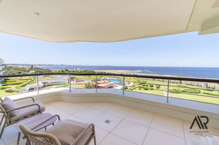 Apartamento en venta de 4 dormitorios c/ cochera en Playa Mansa