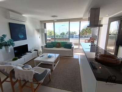 Apto en venta de 2 dormitorios + dependencia, garaje en Playa Brava. Financia