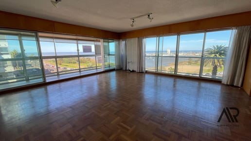 Apartamento en venta c/ cochera en Puerto Buceo