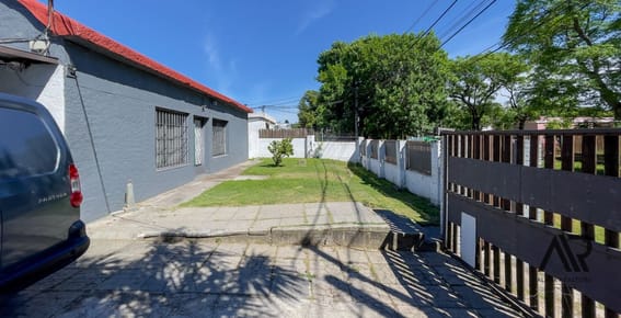 Casa en venta c/ cochera en Nuevo París