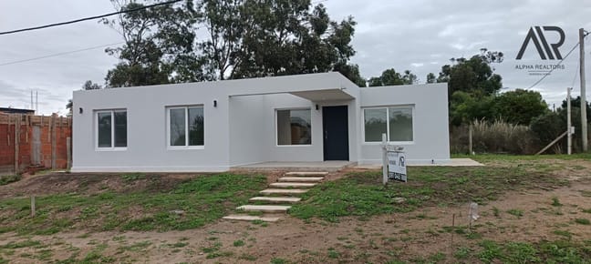Casa en venta c/ cochera en Punta Negra