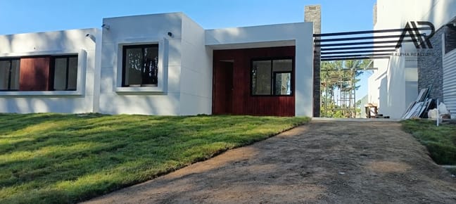 Casa en venta c/ cochera en Burnett