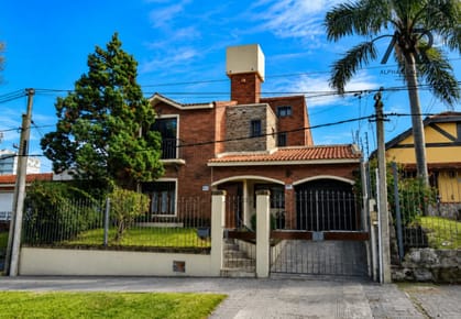 Casa en Venta en Malvín con Cochera, Barbacoa, Apartamento Independiente