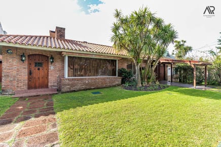 Casa en venta c/ cochera en Punta Gorda