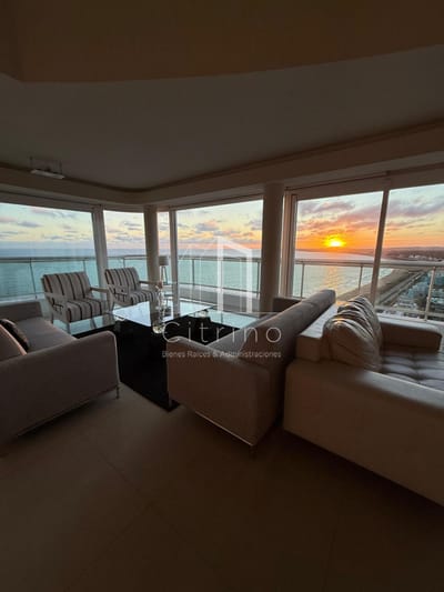 PENTHOUSE EN VENTA CON INCREIBLE VISTA A PLAYA MANSA PUNTA DEL ESTE