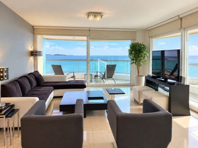 APARTAMENTO EN ALQUILER CON VISTA A ISLA GORRITI TORRE AQUARELA PUNTA DEL ESTE 3 DORMITORIOS EN SUITE + DEPENDENCIA