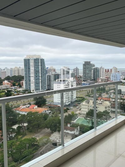 Vende apartamento con hermosa vista de 2 dormitorios en Punta del Este.