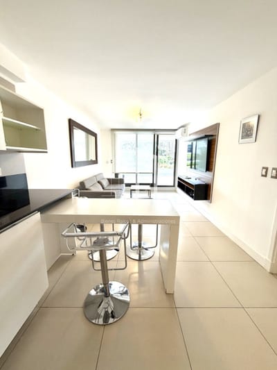 Un dormitorio y medio gran terraza con parrillero en Punta del Este. Full amenities