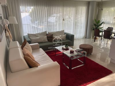 AIDY GRILL UN DORMITORIO CON PISCINA
