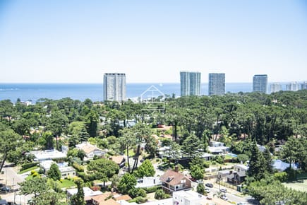Vende apto de 2 dormitorios con vista al mar en Punta del este