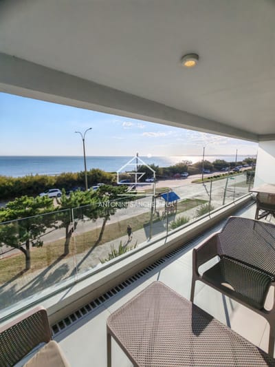 Venta apartamento tres dormitorios Punta del este Playa Mansa primera linea