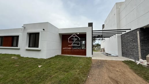Venta casa tres dormitorios Punta del este barrio Parque Burnett