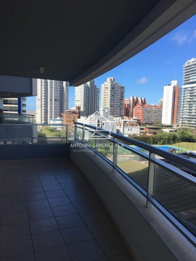 Alquiler apartamento tres dormitorios Punta del este edificio Forest Tower 2