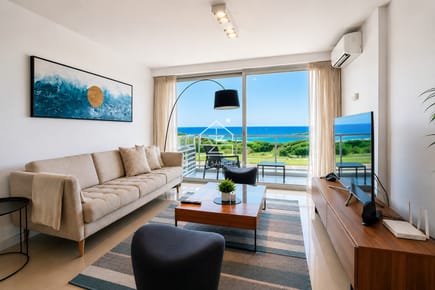 Apartamento de 3 Dormitorios en Primera Línea del Mar, Playa Brava Punta del Este