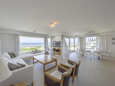 Apartamento ubicado frente al mar. 3 dorm + dependencia
