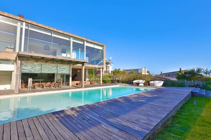 Casa de diseño en alquiler temporal. 4 dormitorios en suite a 50 mts del mar