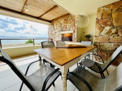 Venta y alquiler de apartamento de dos dormitorios con parrillero de uso exclusivo en Punta Ballena