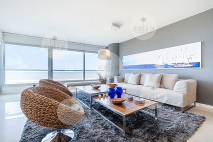 Moderno Apartamento sobre playa Brava en torre Le Parc, cuenta con dos dormitorios más dependencia de servicio. Punta del Este