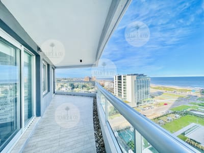 Moderno Apartamento de 3 Dormitorios + Dependencia, con Parrillero y Vista al Mar en Playa Brava
