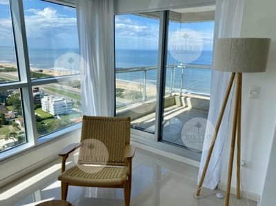 Alquiler temporal de apartamento piso alto de 2 dormitorios más servicio en playa brava