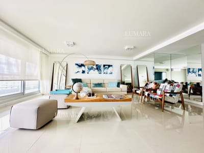 Venta de amplio penthouse con cuatro dormitorios más dependencia de servicio en torre premiun de Playa Brava, Punta del Este