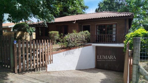 Casa en barrio Cantegril