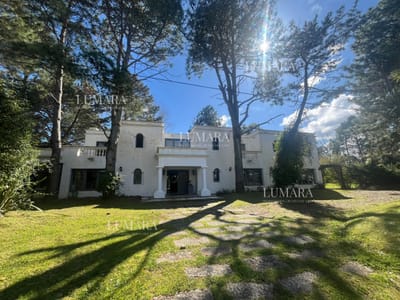 Casa en Alquiler de Temporada en Punta del este con gran capacidad  , a pasos de Playa Brava