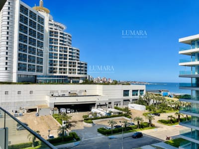 Apartamento de 2 Dormitorios a metros del mar y torre moderna, playa Mansa, Punta del Este