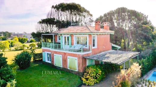 Venta de casa amplia de construcción sólida sobre primera fila de Mar en La Juanita, José Ignacio