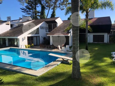 Excelente Casa de 7 Dormitorios, Piscina, Barbacoa y Dependencia en Punta del Este