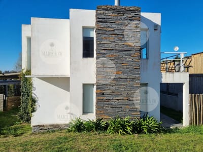 Casa de estilo minimalista próxima al mar.