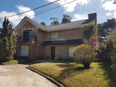 Alquiler temporario de casa de tres dormitorios en barrio Jardines de Córdoba, Punta del Este