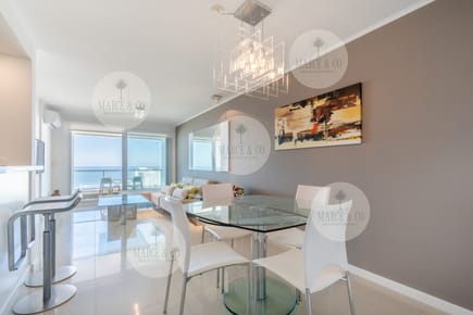 Apartamento de 2 Dormitorios en Playa Brava con Vista al Mar - Venta