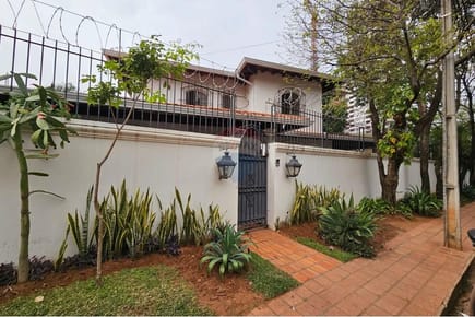 Vendo amplia residencia zona Goethe en esquina