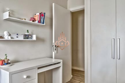 Venta Apartamento en Punta del Este con 3 dormitorios y vista parcial a la playa.