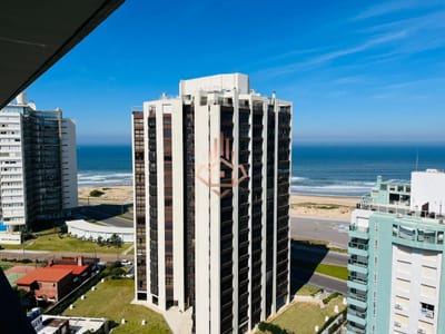 Vende apartamento de 2 dormitorios en Punta del Este. Financia