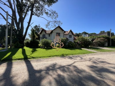 Hermoso jardin con parrillero y lugar para piscina.