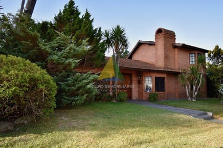 Casa en Playa Mansa de Cuatro Dormitorios en Alquiler Punta del Este