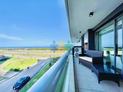 Apartamento de 2 Dormitorios y Parrillero Frente a Playa Brava, Punta del Este - Ref : EQP4386