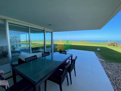 APARTAMENTO PUNTA DEL ESTE, PRIMERA FILA AL MAR - Ref : EQP4918